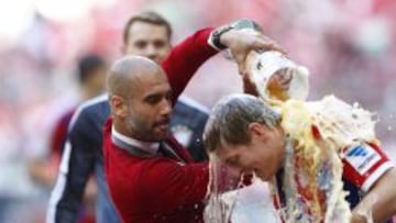 Guardiola y Kroos, en la celebración del título liguero del Bayern.