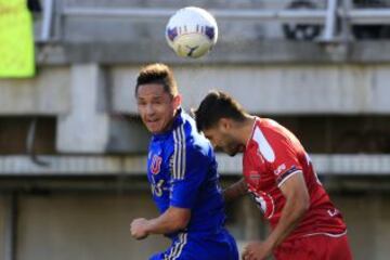 El delantero azul Canales lucha un balón.