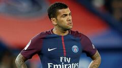 Alves contesta a Forlán: "No sé qué partido has visto... "