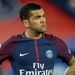 Alves contesta a Forlán: "No sé qué partido has visto... "