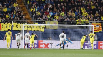 1-1. Santi Cazorla marc¨® de penalti el gol del empate.