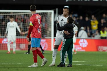 Tras conseguir la ansiada foto el niño se abrazó a Kylian Mbappé.