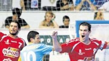 <b>MUY CERCA. </b>Serrejón celebra un gol que acerca a ElPozo al título.