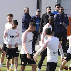 Valencia: acuerdo con la plantilla para rebajarse el sueldo