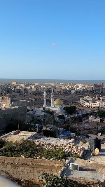 Los escombros rodean una mezquita en la ciudad de Derna. 