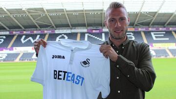 Van der Hoorn, posando con la camiseta del Swansea.