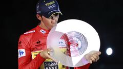 Alberto Contador besa el t&iacute;tulo de campe&oacute;n de la Vuelta a Espa&ntilde;a 2014.