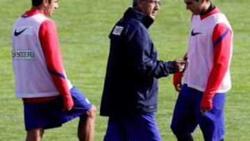 <b>JUNTOS. </b>Salvio junto a Reyes, ayer, con Manzano dando órdenes.