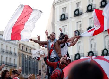 Los hinchas de River se concentraron en la Puerta del Sol antes del partido de mañana.