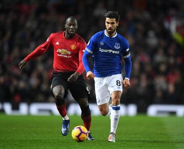 Gomes battles for possession with Manchester United's Romelu Lukaku of Manchester United during the sides' Premier League clash on Sunday.