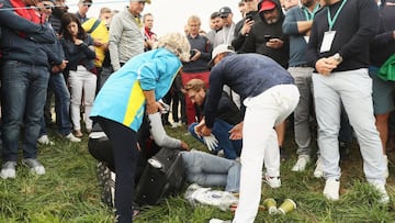 Brooks Koepka se preocupa por una aficionada que recibió un golpe en el ojo tras una bola suya durante la disputa de los fourballs del viernes en la Ryder Cup.