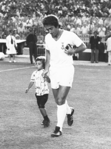 Una grave lesión en 1977 le hizo dejar el fútbol español. Su último partido de blanco fue su homenaje, ante el Eintracht. En él le entregó el número 10 y el mando en el centro del campo a Vicente del Bosque, su relevo generacional. 