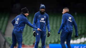 France's striker Antoine Griezmann (L) speaks with France's striker Marcus Thuram (C) and France's striker Kylian Mbappe (R) during a France football team training session at Aviva Stadium in Dublin, Ireland on March 26, 2023, the eve of their Euro 2024 qualifier against Republic of Ireland. (Photo by FRANCK FIFE / AFP)