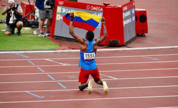 El colombiano se convirtió en el tercer atleta del país en ganar medalla en atletismo en unos Juegos Olímpicos. Es el primer hombre de Sudamérica en lograr un podio en os 400 metros. 