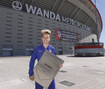 Amanda Sampedro posa con su placa en el Wanda Metropolitano.