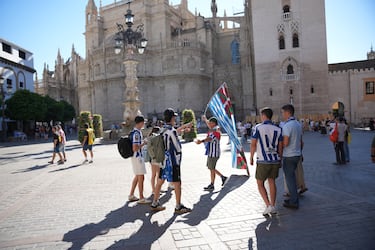 Aficionados de la Real Sociedad animan el ambiente en Sevilla.
