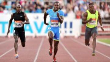 Justin Gatlin, en el centro, bate la mejor marca del año en Ostrava.