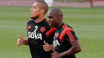 Éder Álvarez Balanta con Jonathan Maidana, su compañero en la zaga central de River Plate