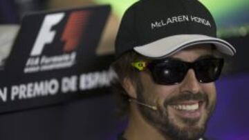 El piloto español Fernando Alonso sonríe durante la rueda de prensa en el circuito de Montmeló.