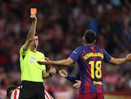 Busquets Ferrer y Gerard Martín durante el partido de LaLiga EA Sports entre Atlético de Madrid y Barcelona.