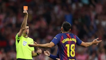 Busquets Ferrer y Gerard Martín durante el partido de LaLiga EA Sports entre Atlético de Madrid y Barcelona.