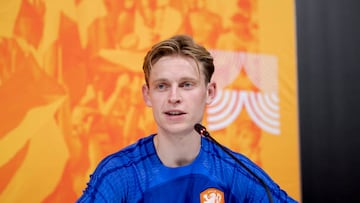 DOHA, QATAR - NOVEMBER 17: Frenkie de Jong of Holland duringg the press conference during the  Training MenTraining Holland at the QT6 on November 17, 2022 in Doha Qatar (Photo by Rico Brouwer/Soccrates/Getty Images)