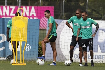 Los jugadores de la defensa escuchan atentos las recomendaciones del cuerpo técnico para evitar que Tolima los sorprenda.