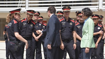 El presidente de la Generalitat, Salvador Illa (c), saluda al excomisario jefe de los Mossos d'Esquadra Josep Lluís Trapero (2i), durante una visita al Complex Central de Mossos d'Esquadra, a 14 de agosto de 2024, en Barcelona, Catalunya (España). Salvador Illa ha realizado su primera visita oficial al complejo central de los Mossos d'Esquadra en Sabadell junto a la nueva consellera de Interior, Núria Parlón. Ambos se han desplazado hasta el cuartel general del cuerpo autonómico para mostrarles su apoyo tras estar en el centro de la polémica por la fuga del líder de Junts, Carles Puigdemont.
14 AGOSTO 2024;BARCELONA;CATALUNYA;MOSSOS D ESQUADRA;COMPLEJO CENTRAL CUERPO MOSSOS D ESQUADRA
Alberto Paredes / Europa Press
14/08/2024