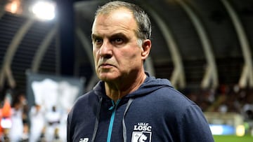 (FILES) This file photo taken on September 30, 2017 shows Lille's Argentinian head coach Marcelo Bielsa looking on during the French L1 football match between Amiens and Lille at the Licorne stadium in Amiens.
The LOSC "decided" to "temporarily suspend Marcelo Bielsa from his coaching position", the club announced on its social networks on November 22, 2017. / AFP PHOTO / FRANCOIS LO PRESTI