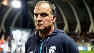 (FILES) This file photo taken on September 30, 2017 shows Lille&#039;s Argentinian head coach Marcelo Bielsa looking on during the French L1 football match between Amiens and Lille at the Licorne stadium in Amiens. 
 The LOSC &quot;decided&quot; to &quot;temporarily suspend Marcelo Bielsa from his coaching position&quot;, the club announced on its social networks on November 22, 2017. / AFP PHOTO / FRANCOIS LO PRESTI