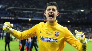 Courtois celebra el título de Copa del Rey en el Santiago Bernabéu.