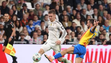 Real Madrid's Argentinian midfielder #30 Franco Mastuantono (L) and Valencia's Spanish defender # 14 Jose Gaya vie for the ball during the Spanish League football match between Real Madrid CF and Valencia CF at Santiago Bernabeu Stadium in Madrid on November 1, 2025. (Photo by Oscar DEL POZO / AFP)