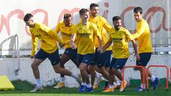 La plantilla del Villarreal afronta con optimismo el partido de hoy.