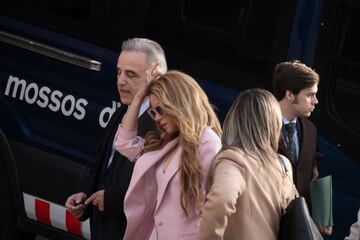 La cantante Shakira (c), a su salida de la Audiencia Nacional el día que comienza su juicio, a 20 de noviembre de 2023, en Barcelona, Catalunya David Zorrakino / Europa Press
20/11/2023