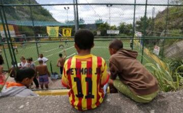 La Copa del Pueblo, se celebra entre los barrios pobres, en la barriada de Santa Marta, en Río de Janeiro. Cerca de 10 barrios pobres participaron en el evento deportivo organizado por la República Popular de Comité para la Copa Mundial y los Juegos Olímpicos, una colección de los activistas de la sociedad civil y los movimientos obreros, para protestar contra los efectos de la especulación inmobiliaria causada por el flujo de capital que acompaña a la Copa Mundial 2014 y Juegos Olímpicos de 2016.