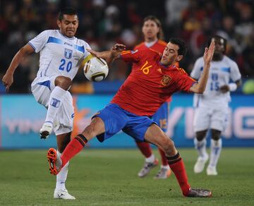 Sergio Busquets pugna con Amado Guevara por el control del balón. El centrocampista español fue el mejor jugador del encuentro: estuvo impecable en el corte, supo dar la pausa necesaria al encuentro, acudió a realizar coberturas, estuvo colaborador con el resto de jugadores españoles e incluso se incorporó con brillantez al ataque cuando tuvo ocasión...