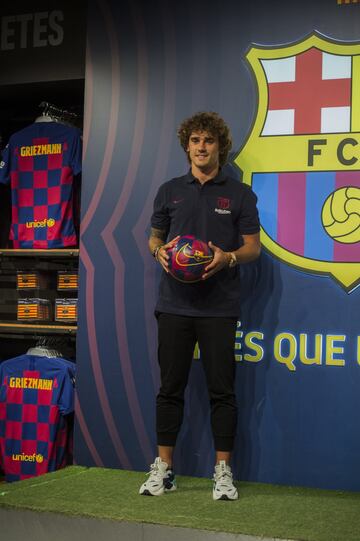 El jugador francés posó de azulgrana.

 