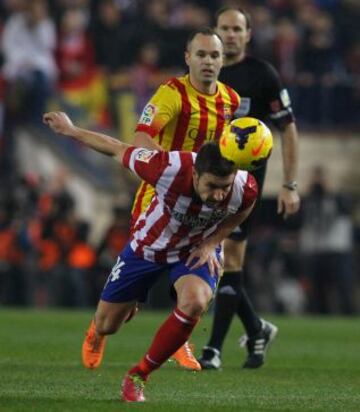 Gabi despeja ante Iniesta.