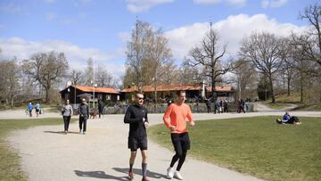 Stockholm (Sweden), 26/04/2020.- People are out walking, running and just relaxing at the popular recreational area Hellasgarden in the outskirts of Stockholm on a Sunday during the coronavirus pandemic, Sweden, 26 April 2020. (Suecia, Estocolmo) EFE/EPA/Henrik Montgomery SWEDEN OUT SWEDEN OUT