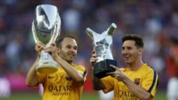 El delantero del Barcelona, Lionel Messi levanta el trofeo como mejor futbolista de Europa y el capit&aacute;n Andr&eacute;s Iniesta el de la Supercopa.