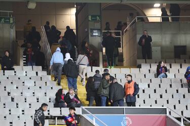 El partido entre el Barcelona y el Osasuna fue suspendido por el fallecimiento del médico del equipo, Carles Miñarro. La noticia se supo minutos antes del encuentro, y fue el mismo presidente del Barça, Joan Laporta, el que bajó al vestuario para comunicar a los jugadores que el partido no se disputaría.