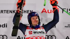 El noruego Henrik Kristoffersen celebra en el podio su victoria de eslalon masculino en la Copa del Mundo de Esquí Alpino FIS en Garmisch Partenkirchen, Alemania,