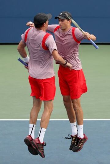 Los gemelos Mike y Bob Bryan celebran su victoria ante el eslovaco Martin Klizan y el canandiense Adil Shamasdin.