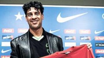 <b>FRANK, "NUNCA FUMARÁS SOLO"</b>. Los periodistas que habitualmente cubren la información en el Camp Nou regalaron ayer una camiseta a Frank Rijkaard, para que tenga un recuerdo de ellos. Mai fumaràs sol, se leía estampado en ella (nunca fumarás solo). "Una noticia: he dejado de fumar", bromeó el entrenador holandés.