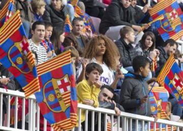 Una aficionada del Real Madrid en el entrenamiento del Barça