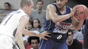 <B>FUSILEROS.</B> Marlon Garnett fue el máximo encestador del choque, con 22 puntos, uno más que Herreros.