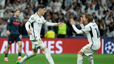 MADRID, 09/04/2024.- El centrocampista del Real Madrid Fede Valverde (i) celebra con Luka Modric su gol, durante el partido de ida de cuartos de final de la Liga de Campeones que Real Madrid y Manchester City disputan este martes en el estadio Santiago Bernabéu. EFE/Juanjo Martín