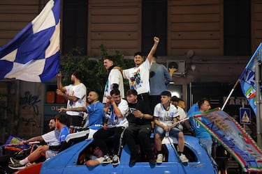 Aficionados del S. S. C. Napoli celebran por las calles de Nápoles la consecución del título de liga. De esta forma el conjunto italiano se proclamó campeón de la Serie A por cuarta vez en su historia.