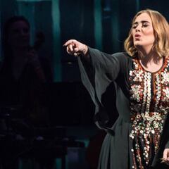 Adele, aplaudida por su gran cambio físico y por un duro 'zasca' a un seguidor