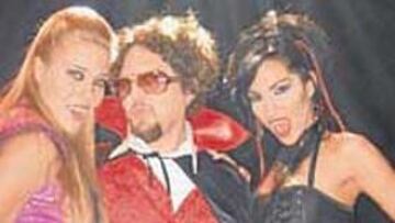 <b>DE MIEDO. </b>Colocho rodeado por dos peligrosas vampiras rumanas.